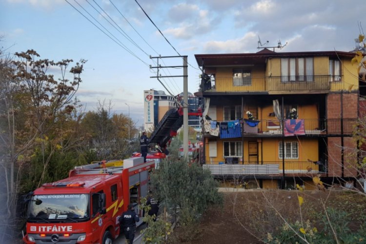 Anne ve 4 &ccedil;ocuk yangından son anda kurtarıldı