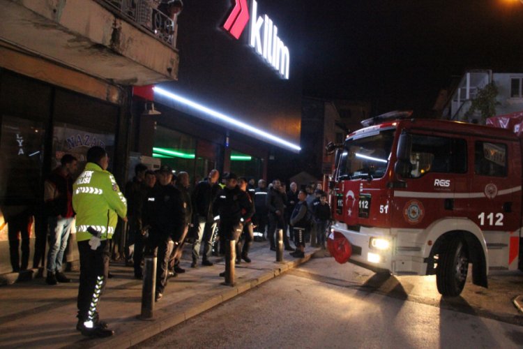 Binanın 4. katında &ccedil;ıkan yangın mahalleliyi sokağa d&ouml;kt&uuml;