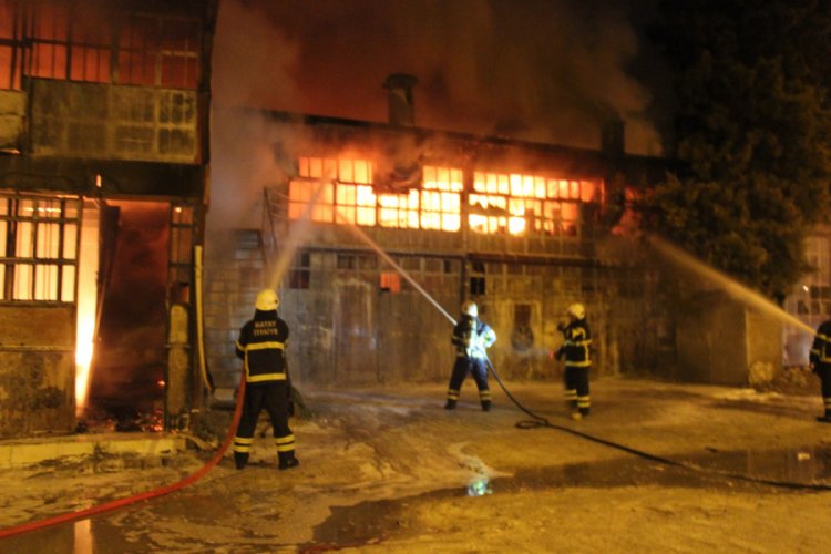 Sanayi sitesinde 5 işletme alevlere teslim oldu