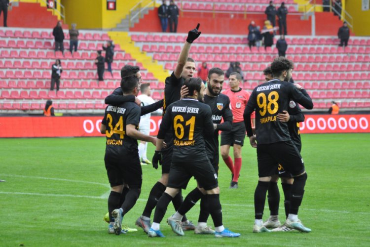 Artem Kravets ilk gol&uuml;n&uuml; attı