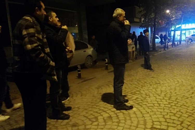 Kadın alkol komasına girdi, mahalleli &ccedil;ekirdek yiyerek kurtarılmasını izledi