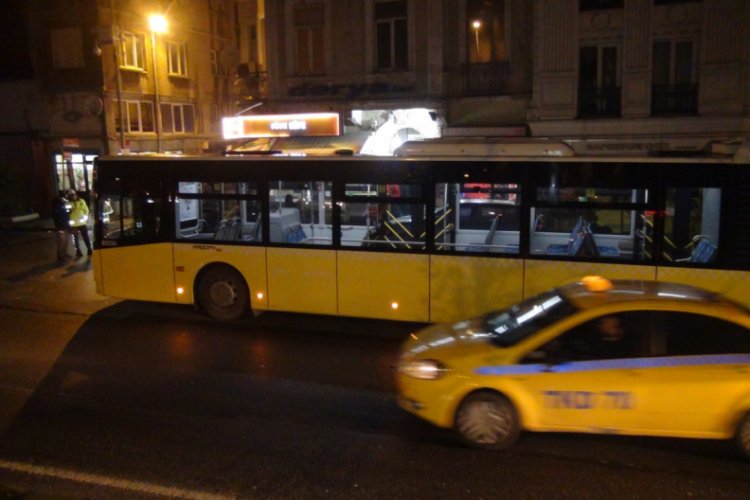 İETT otob&uuml;s&uuml; yolun karşısına ge&ccedil;meye &ccedil;alışan kadına &ccedil;arptı: 1 yaralı
