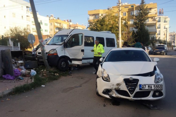 Engelli &ouml;ğrencileri taşıyan minib&uuml;s kaza yaptı: 4 yaralı