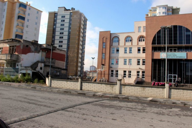Veliler, okulun yanındaki atıl binanın yıkılmasını istiyor