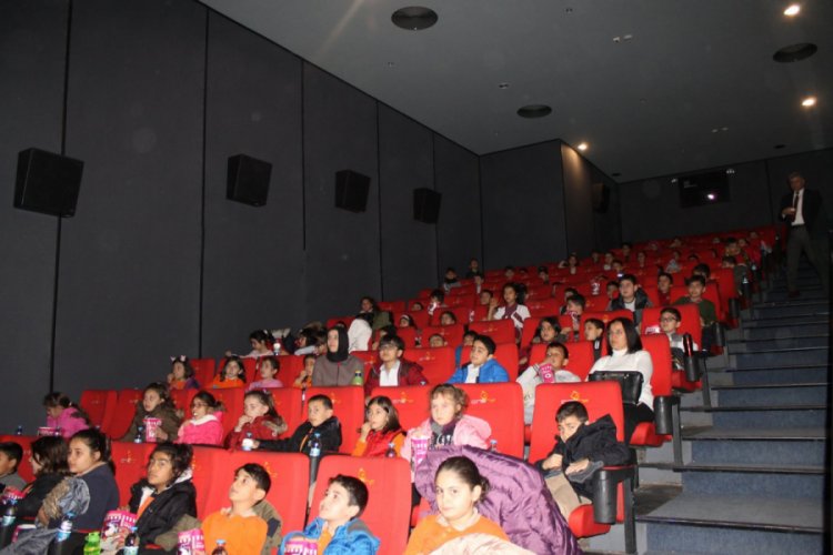&Ouml;ğrenciler ilk kez sinemada film izledi