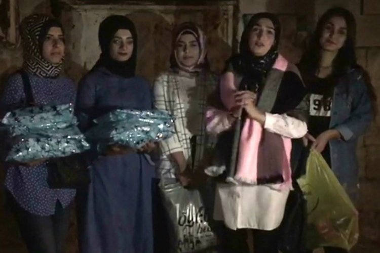 Aldığı burslarla yardıma muhta&ccedil;lara koştu, kapı kapı gezip erzak dağıttı