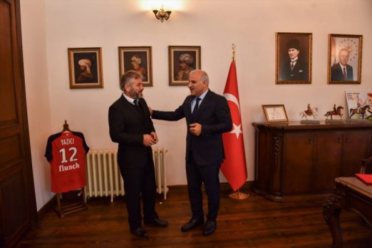 Fenalaşan yolcuya ilk m&uuml;dahaleyi yapan s&uuml;r&uuml;c&uuml; &ouml;d&uuml;l aldı