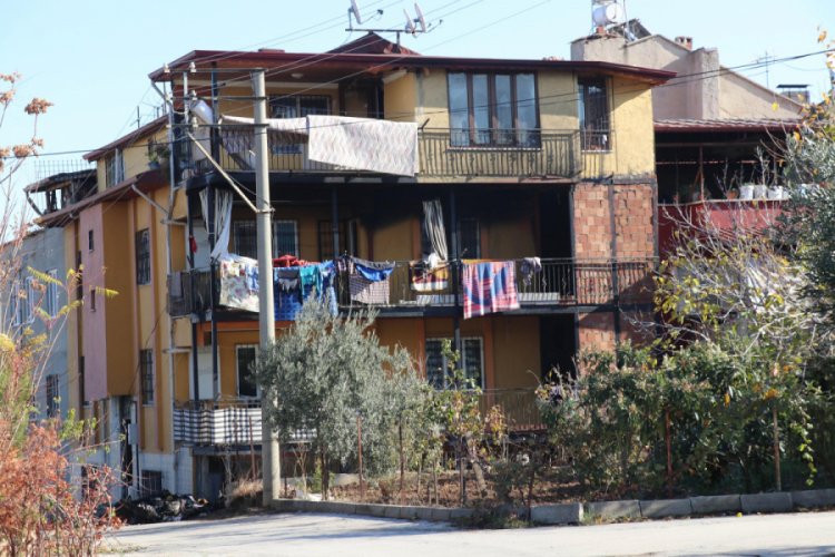 Yangında dumandan etkilenen anne ve 4 &ccedil;ocuğu taburcu oldu
