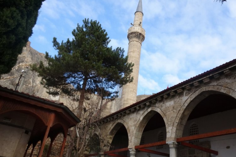Musluk hırsızı, caminin g&uuml;venlik kamerasına yakalandı