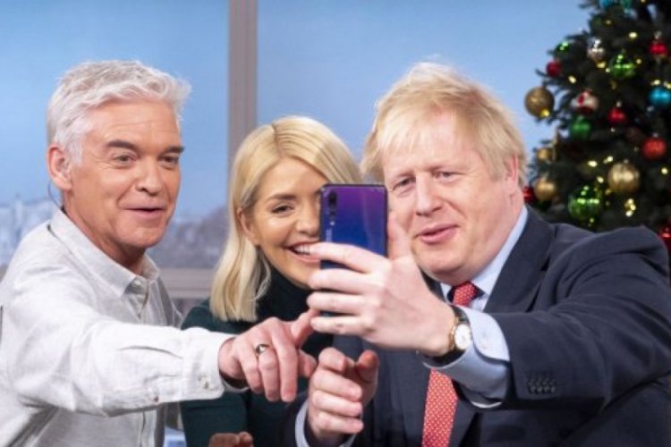 Johnson, Huawei P20 Pro ile selfie paylaştı