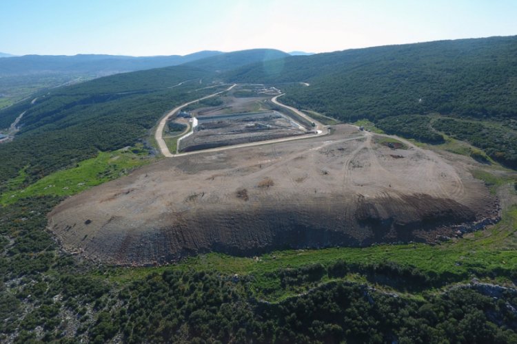 &Ccedil;&ouml;p sahalarına fidan dikiliyor