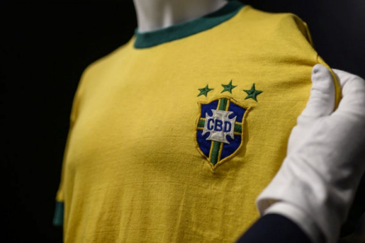 Pele'nin Brezilya i&ccedil;in giydiği son forma satıldı