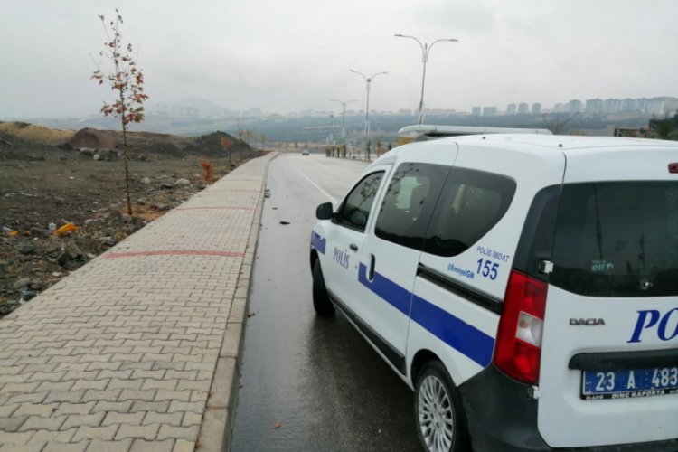 Karısını bı&ccedil;akladıktan sonra ara&ccedil;tan atıp ka&ccedil;tı