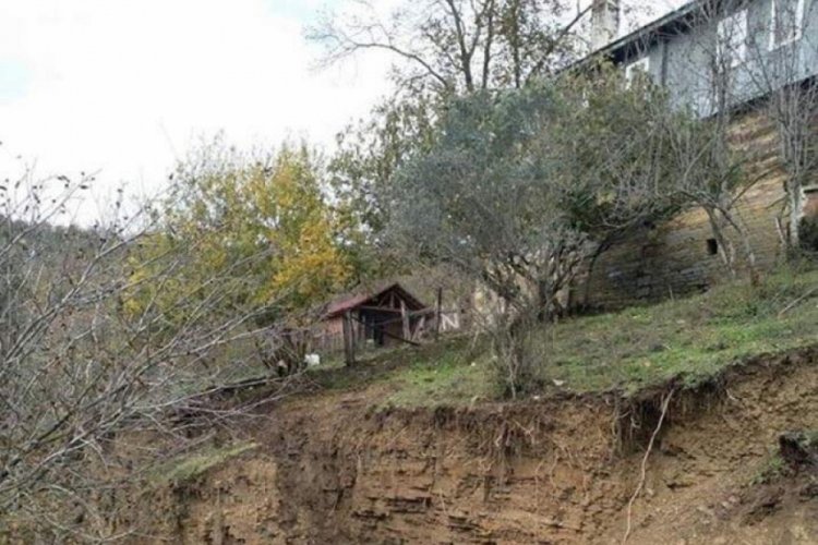Toprak kaymasının yaşandığı b&ouml;lgedeki evleri tahliye ettiler