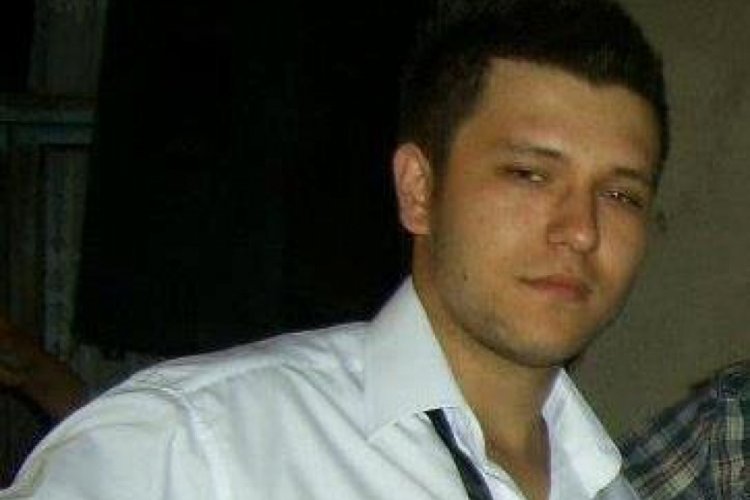 Fabrika iş&ccedil;isi kendisini iple tavana astı