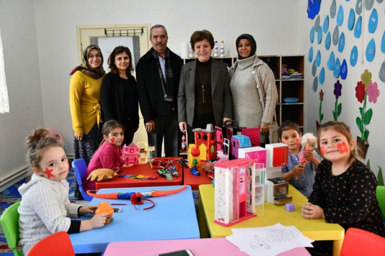 Kreş &ouml;ğrencilerinin oyuncak sevinci