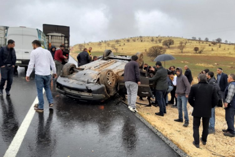 S&uuml;r&uuml;c&uuml;s&uuml;n&uuml;n kontrol&uuml;nden &ccedil;ıkan ara&ccedil; karşı şeride ge&ccedil;ti