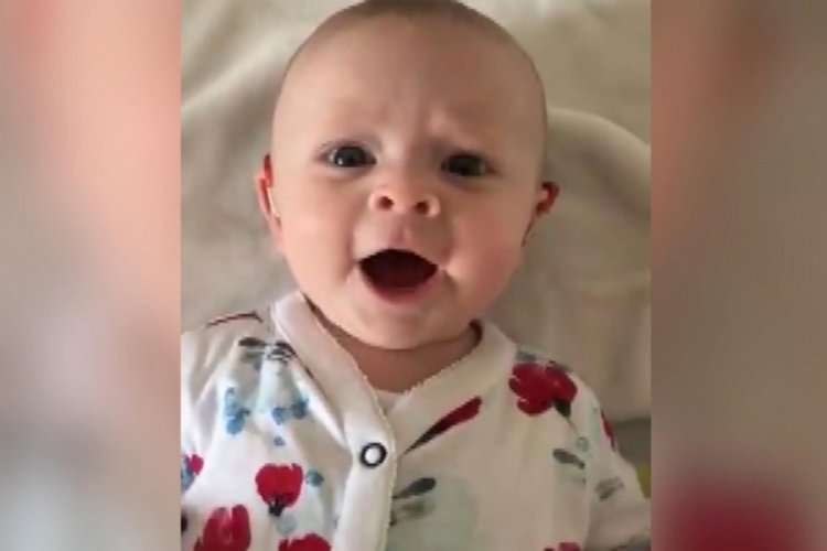 İşitme engelli bebek, &ouml;zel cihaz sayesinde ilk kez annesinin sesini duydu