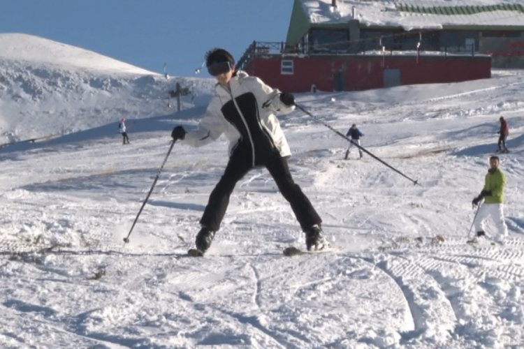 Bursa Uludağ'da kayak sezonu açıldı, tatilciler pistlere akın etti