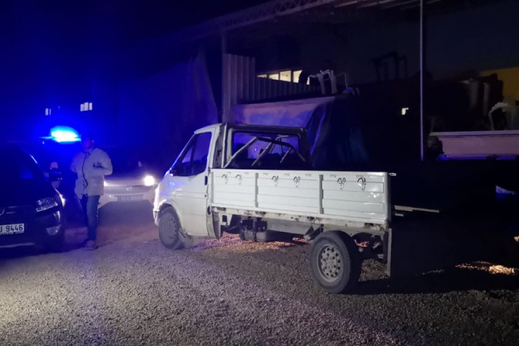 Bursa'da hırsızların kamyonetlerini bırakarak ka&ccedil;tığı an kamerada