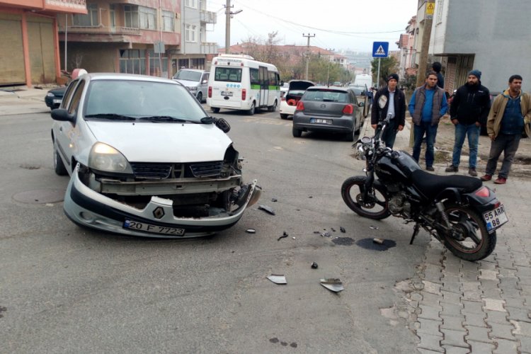 Otomobil ile motosiklet &ccedil;arpıştı