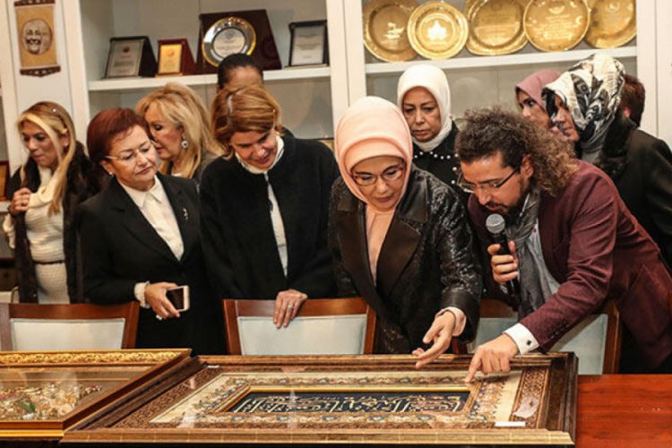 Emine Erdoğan, "Artsın Eksilmesin D&ouml;n&uuml;ş&uuml;m Pazarı"nı ziyaret etti