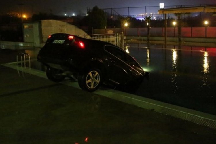 Otomobil otelin yüzme havuzuna düştü