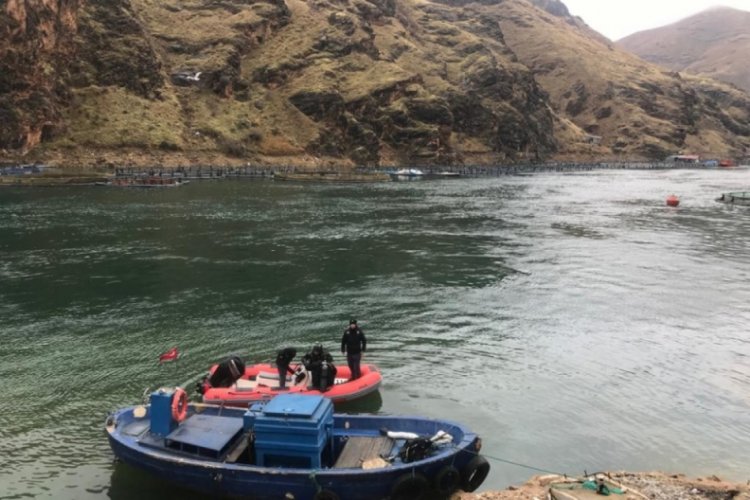 Fırat Nehri'nde kaybolan s&uuml;r&uuml;c&uuml; bir haftadır aranıyor