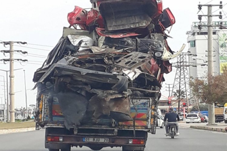 Hurda ara&ccedil; taşıyan kamyon trafikte tehlike sa&ccedil;tı