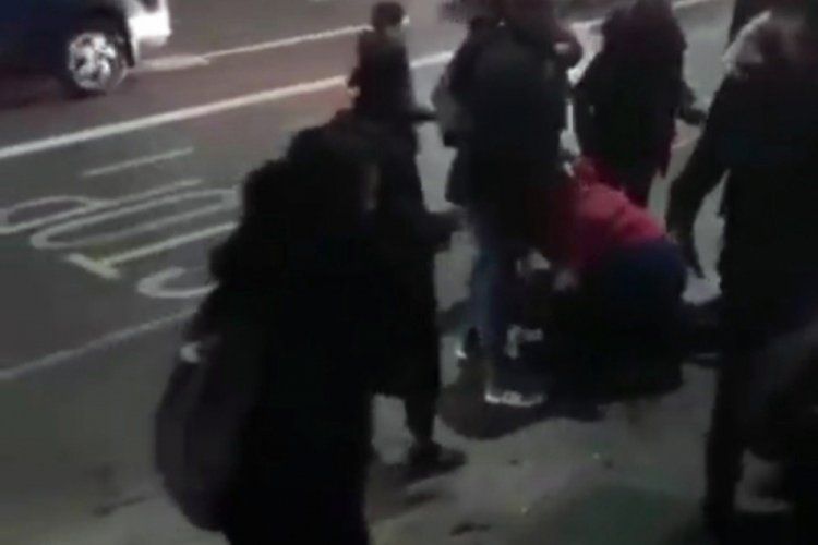 İngiltere'de M&uuml;sl&uuml;man kız &ccedil;ocuğuna saldıran &ccedil;ift g&ouml;zaltına alındı