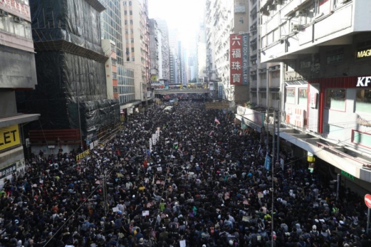 Hong Kong'ta g&ouml;sterilerin 6. ayında binlerce kişi yine sokaklarda