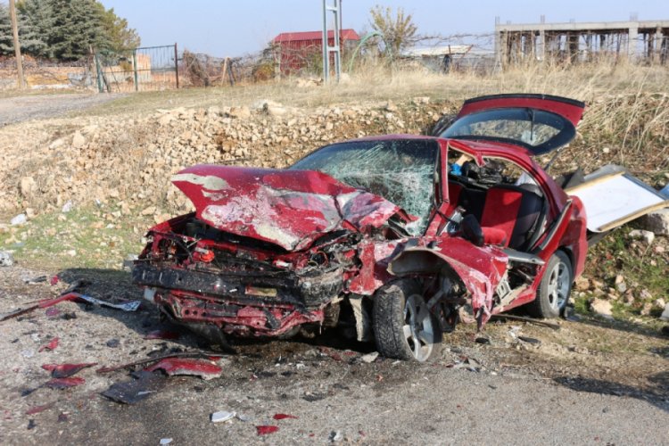 Otomobiller kafa kafaya &ccedil;arpıştı: 1'i ağır 3 yaralı