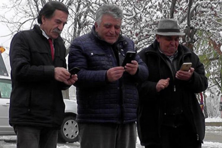 Memleketlerini g&uuml;venlik kamerasından izleyerek hasret gideriyor