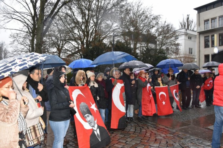 Skandal Atat&uuml;rk yayını Hamburg'da protesto edildi