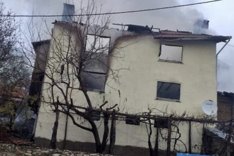 Bursa'da 3 katlı ev kül oldu