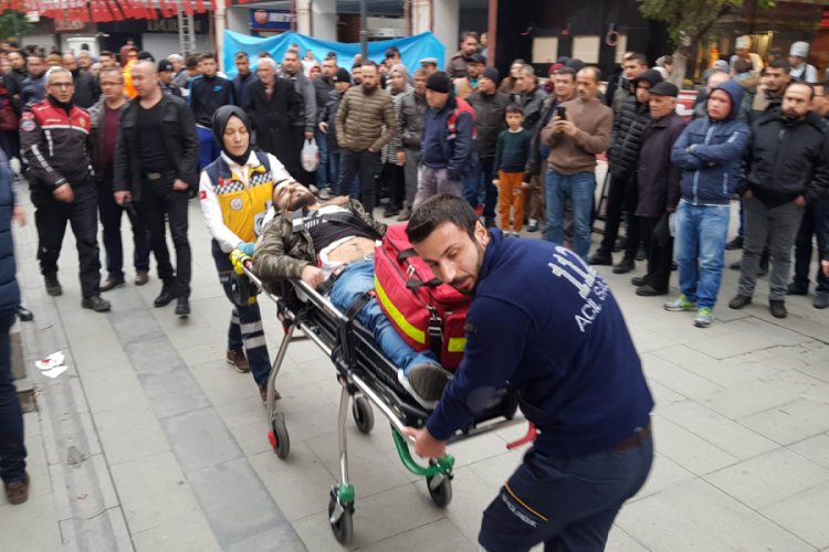 Cadde ortasında tartıştığı kayınbiraderlerini bı&ccedil;akladı