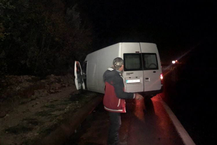 Yağmurda kayan ticari ara&ccedil; yoldan &ccedil;ıktı