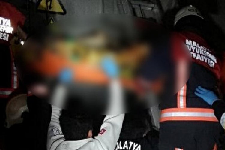 Trenin &uuml;st&uuml;ne &ccedil;ıkarak elektrik akımına kapılan gen&ccedil; &ouml;ld&uuml;