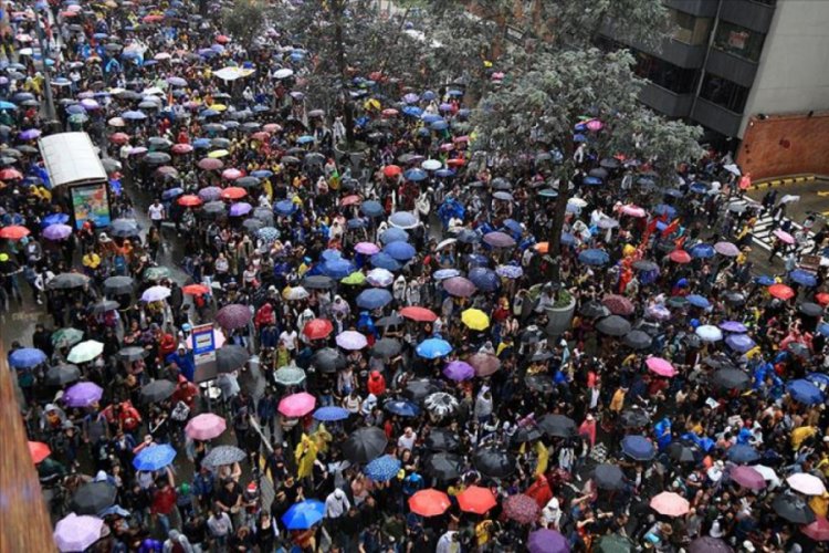 Kolombiya'da Hong Kong'taki 'şemsiye devrimi'ne benzer g&ouml;r&uuml;nt&uuml;ler ortaya &ccedil;ıktı