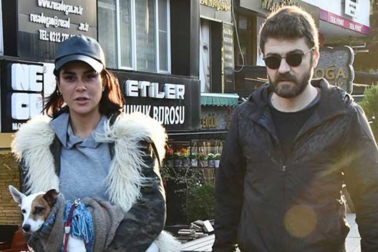 Asena Tuğal, eşi ve k&ouml;peğiyle alışverişte