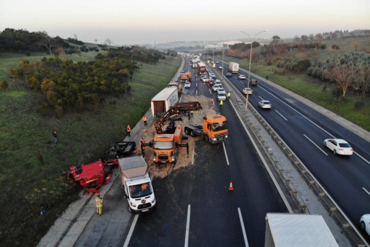 Kaza sonrası trafik kilitlendi