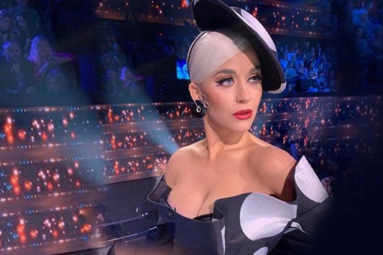 &Uuml;nl&uuml; şarkıcı Katy Perry'nin yaptığı espri seyircileri ka&ccedil;ırdı
