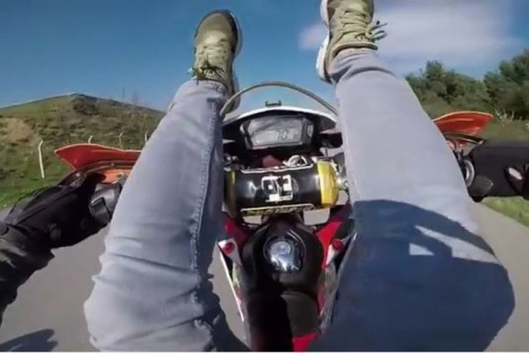 Motosiklete sırt&uuml;st&uuml; uzanıp tek tekerlek &uuml;zerinde gitti