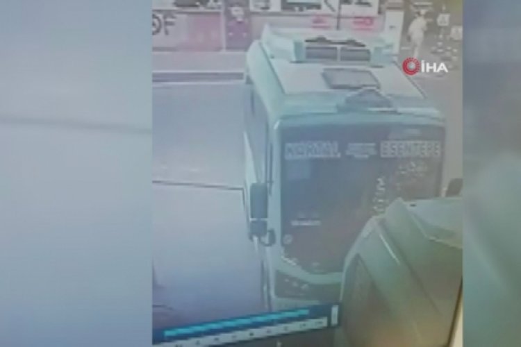 Freni boşalan minib&uuml;s yoldaki yayalara &ccedil;arpmaktan son anda kurtuldu