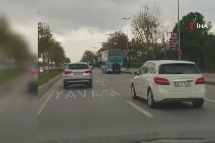 Patenli gen&ccedil;ler otob&uuml;s&uuml;n arkasına takıldı