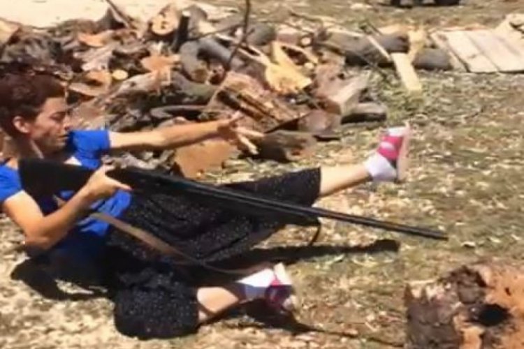 Av t&uuml;feğiyle ateş eden kadın yere d&uuml;şt&uuml;
