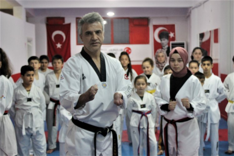 Elleri olmadan 2 kez d&uuml;nya şampiyonu oldu, şimdi Bursa'da şampiyonlar yetiştiriyor