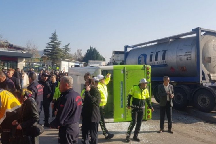 Halk otob&uuml;s&uuml; ile TIR &ccedil;arpıştı: &Ccedil;ok sayıda yaralı var