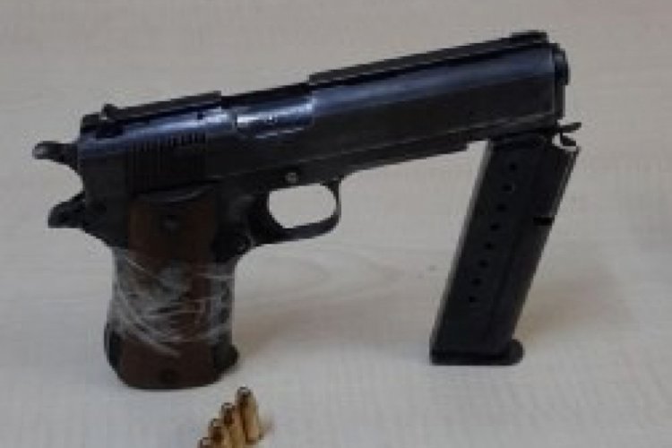 Ka&ccedil;an ara&ccedil;ta tabanca ve uyuşturucu ele ge&ccedil;irildi