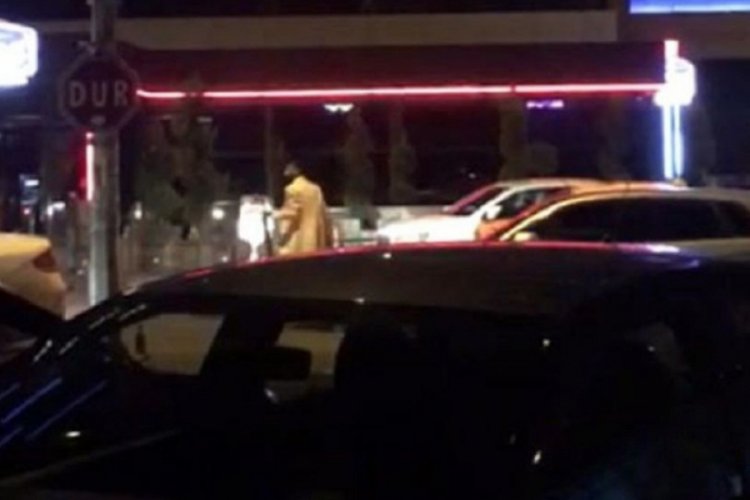 18 yaşından k&uuml;&ccedil;&uuml;k olduğu i&ccedil;in giremediği bara ateş a&ccedil;tı